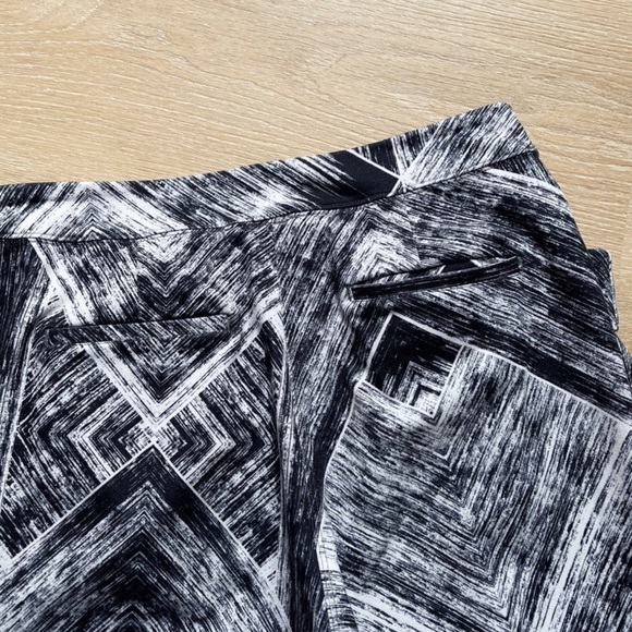 Lululemon Jet Crop *Full-On Luon Heat Wave White Black Size 4. - Picture 3 of 16